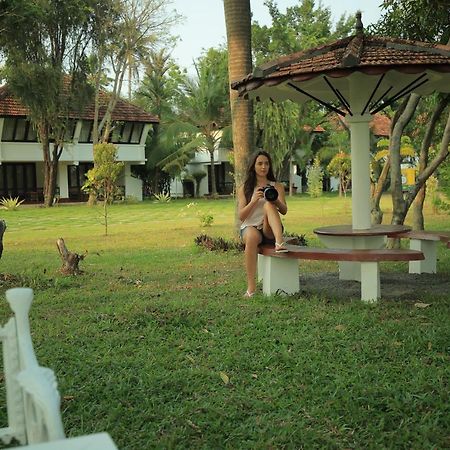Nihara Resort And Spa Cochin Kochi Buitenkant foto