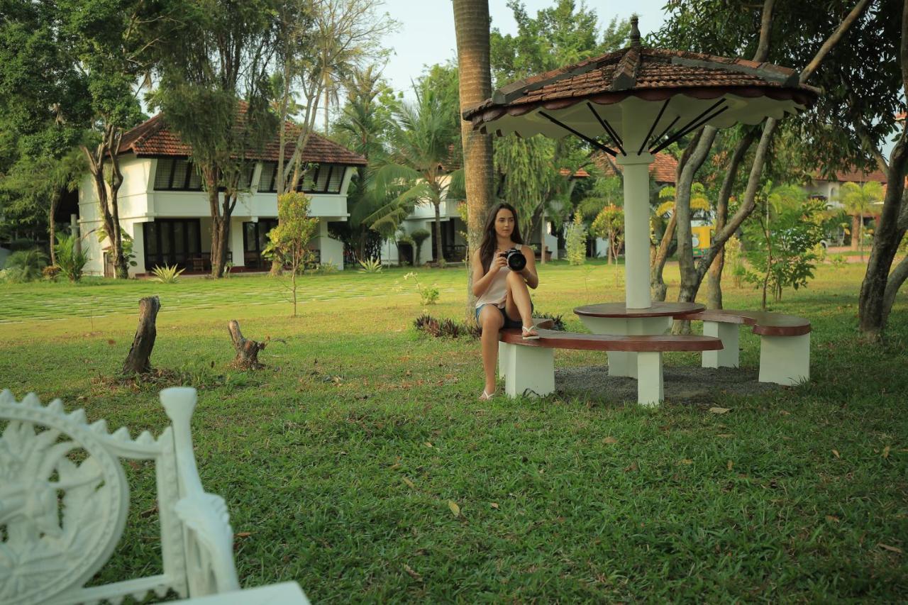 Nihara Resort And Spa Cochin Kochi Buitenkant foto