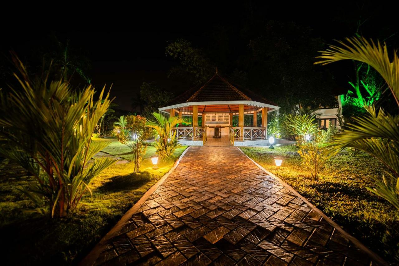 Nihara Resort And Spa Cochin Kochi Buitenkant foto