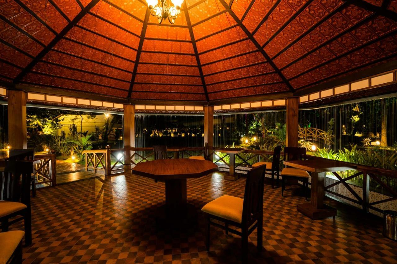 Nihara Resort And Spa Cochin Kochi Buitenkant foto