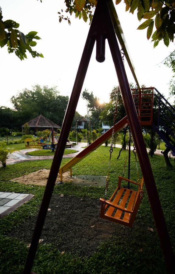 Nihara Resort And Spa Cochin Kochi Buitenkant foto